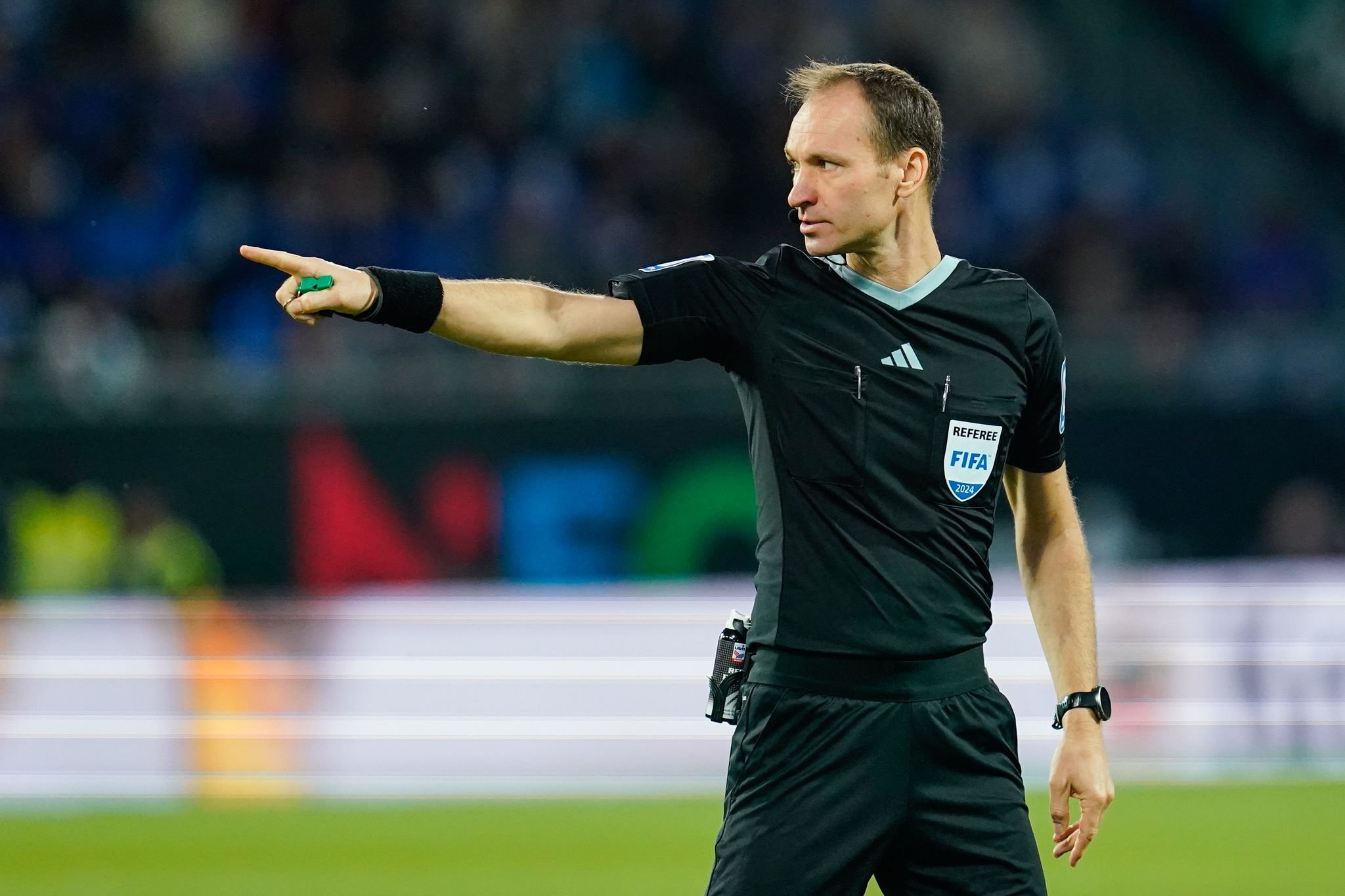 Fußball: FIFA-Referee Dankert Pfeift DFB-Pokalfinale