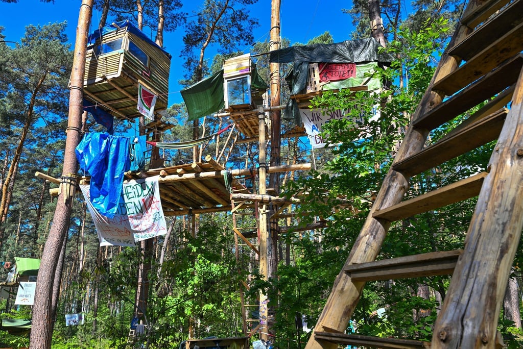 Aktivisten der Initiative „Tesla stoppen“ haben in einem Wald nahe dem Werk der Tesla-Gigafactory Berlin-Brandenburg Baumhäuser gebaut.