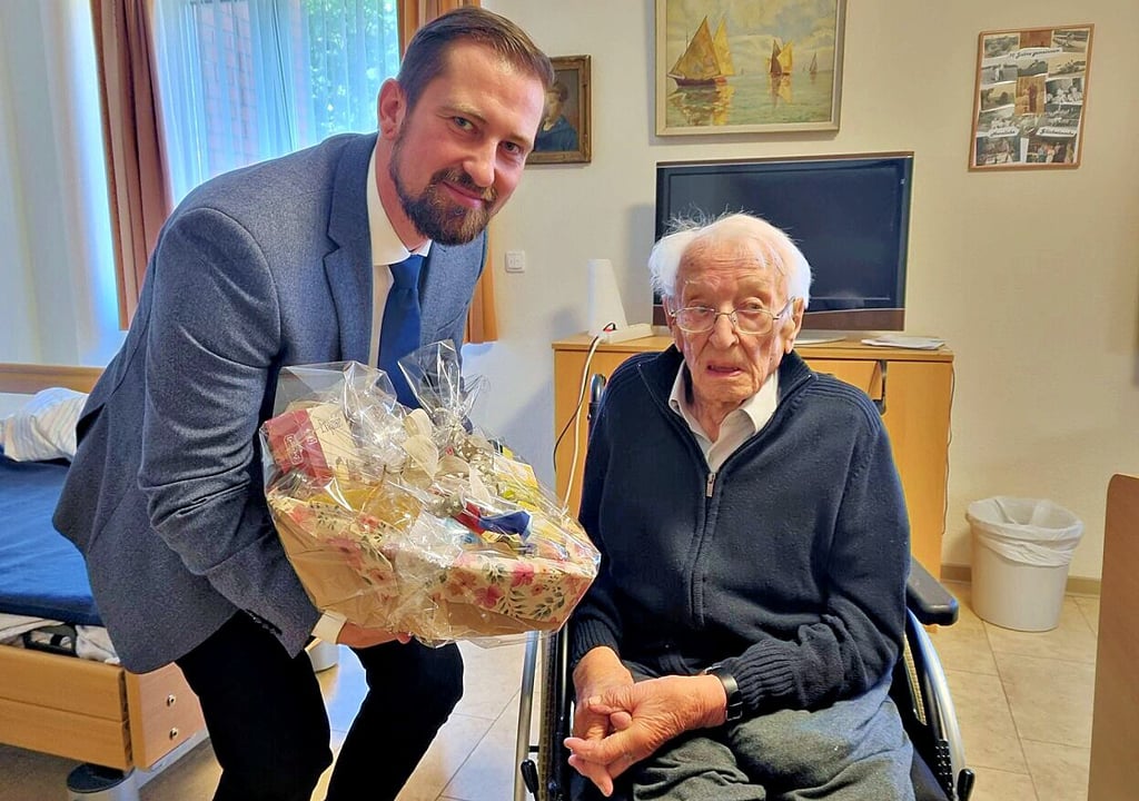 Bürgermeister Mathias Bölt (parteilos) gratulierte Helmut Hähnel zu dessen 101. Geburtstag und überreichte ihm als Geschenk von der Stadt Havelberg unter anderem einen Präsentkorb.