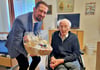 Bürgermeister Mathias Bölt (parteilos) gratulierte Helmut Hähnel  zu dessen 101. Geburtstag und überreichte ihm als Geschenk von der Stadt Havelberg unter anderem einen Präsentkorb.