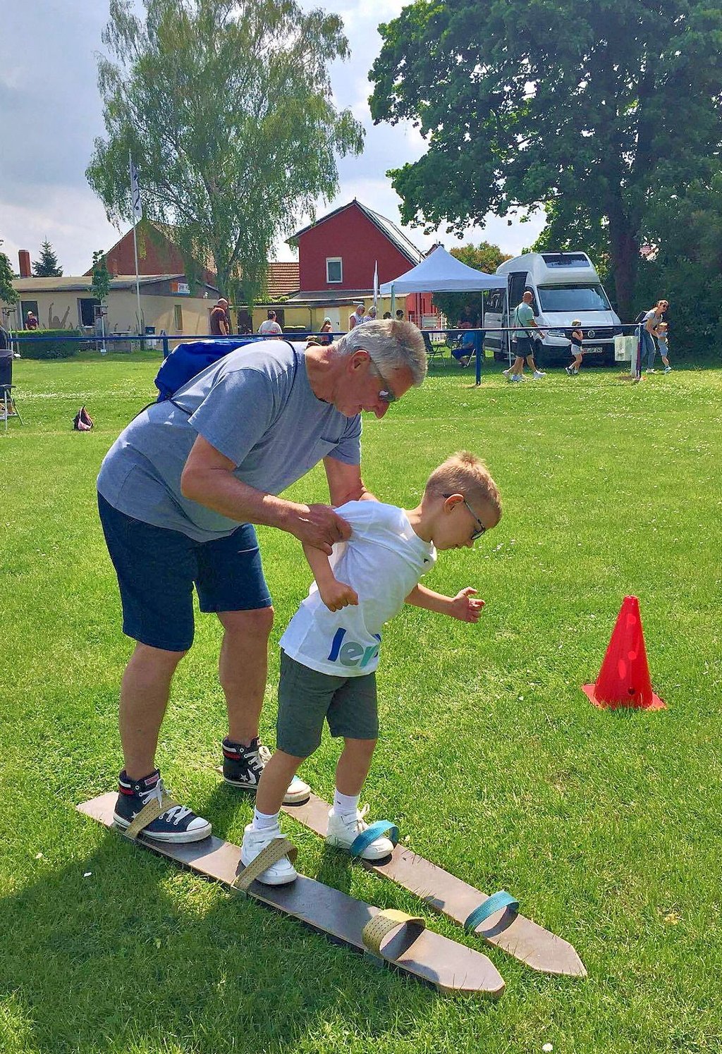 Der siebenjährige Neo und sein Opa Holger Przybille meistern den Sommerski-Parcours.