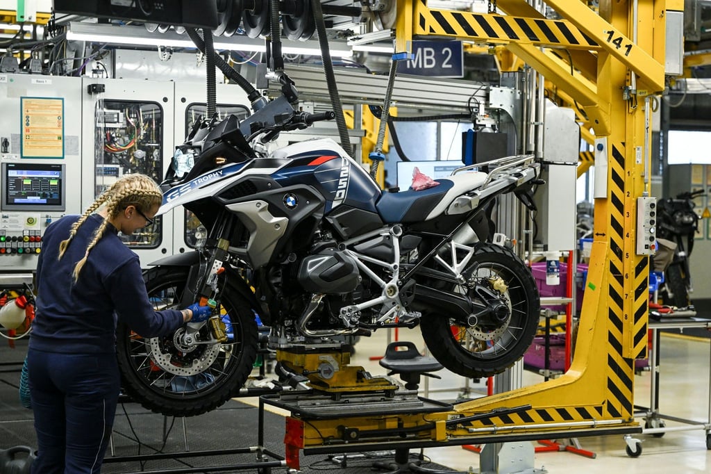 Eine Auszubildende arbeitet im Motorradwerk in Spandau an der Fertigung einer BMW R 1250 GS Trophy.