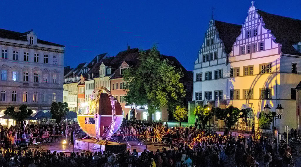 Zu später Stunde: Das Ensemble „Titanick“ zeigt auf dem Naumburger Marktplatz seine Show „Upside down“.