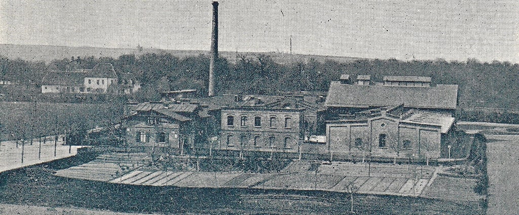 Am gegenüberliegenden Ufer der Weißen Elster ist im Hintergrund um 1900 das alte Tiergarten-Restaurant gut zu erkennen. Im Vordergrund ist der 1879/80 erbaute Zeitzer Schlachthof zu sehen.