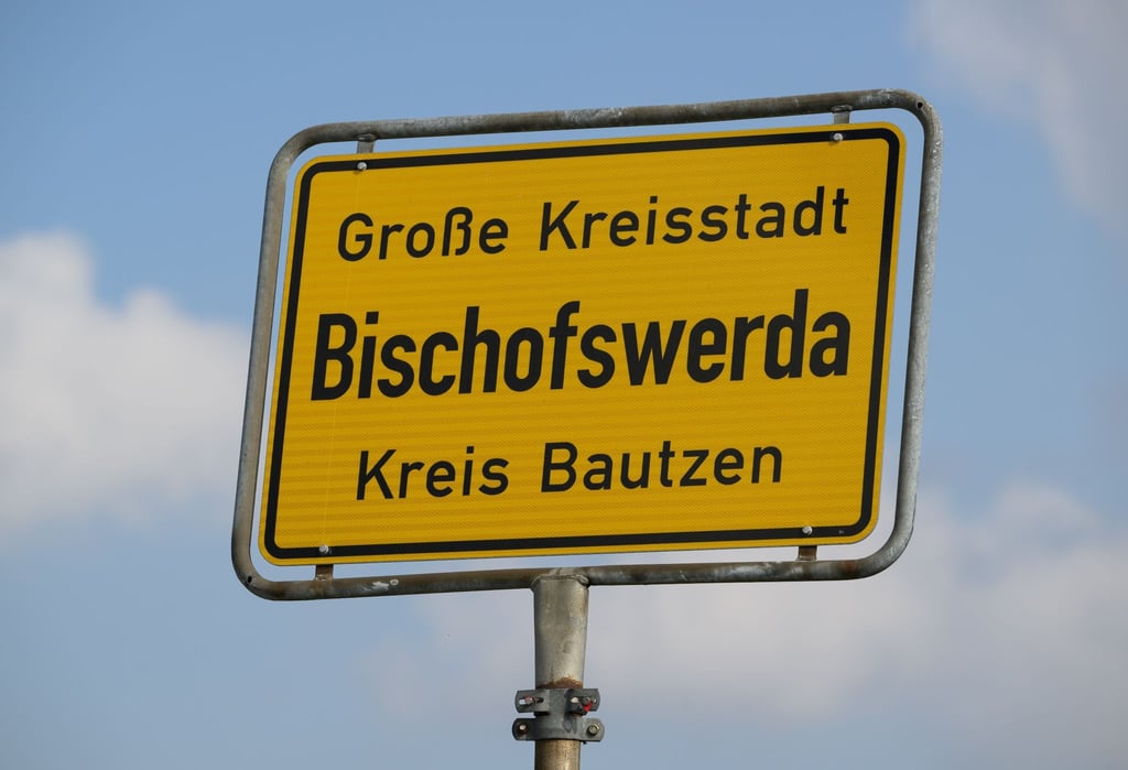 Ein Ortsschild in „Große Kreisstadt Bischofswerda“ steht am Ortseingang der Stadt im Landkreis Bautzen.