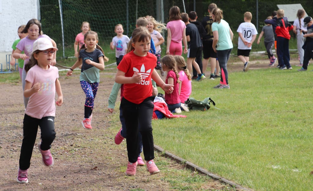 Beim Sportfest an der Grundschule in Grabow mussten die Mädchen 800 Meter laufen.