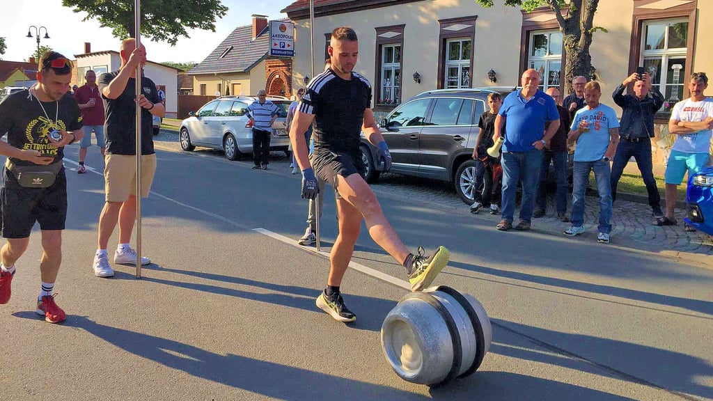 Der diesjährige Badeborner Fassroller Frank Kranich schafft die Strecke in spektakulären 42 Minuten und sechs Sekunden und knackt damit fast den bestehenden Rekord. In Hoym startet die Tour im Beisein vieler Schaulustiger.