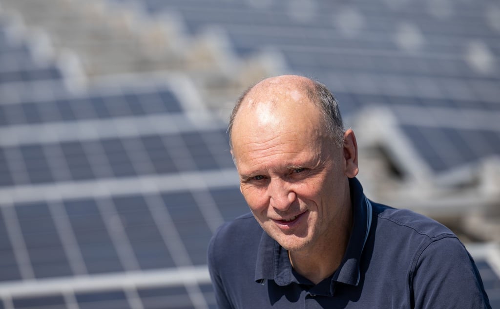 Matthias Gehling, Vorstandsmitglied der Energiegenossenschaft Leipzig, an der Photovoltaikanlage auf dem Dach des Hupfeld Centers.