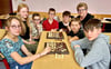Melinda (von links), Lea Marie, Jeremy, Pepe, Joycelin, Linus und Iven   spielen in der AG von Carmen Bachmann am liebsten Schach. 