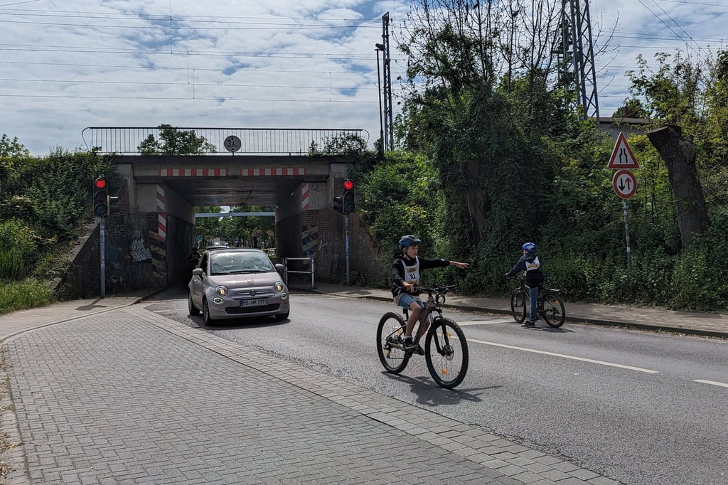 Hinter der Bahnunterführung mussten die Viertklässler nach links in Richtung Bahnhof abbiegen.
