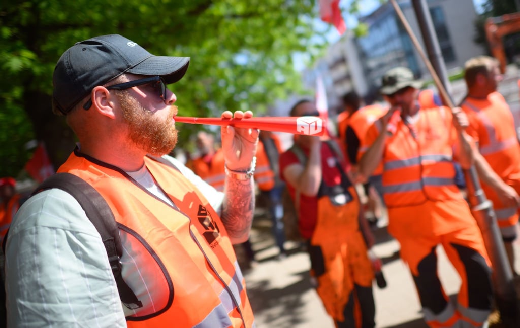 Beschäftigte des Bau-Gewerbes streiken an einer Rohrleitungsbaustelle in der Region Hannover.