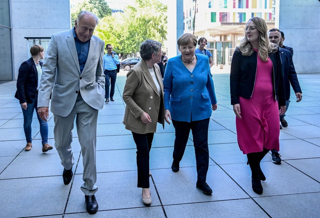 Die ehemalige Bundeskanzlerin Angela Merkel kommt zur Abschiedsfeier für den Bundestagsabgeordneten Jürgen Trittin.