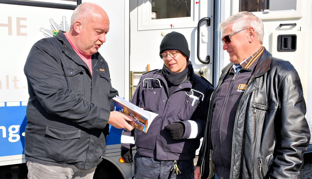 Der Kriminalhauptmeister Fred Brehmer (l.) und die Polizeihauptmeisterin Kitty Schulze beraten Klaus Witte aus Hakeborn am Präventionsmobil des Landeskriminalamtes in Egeln.