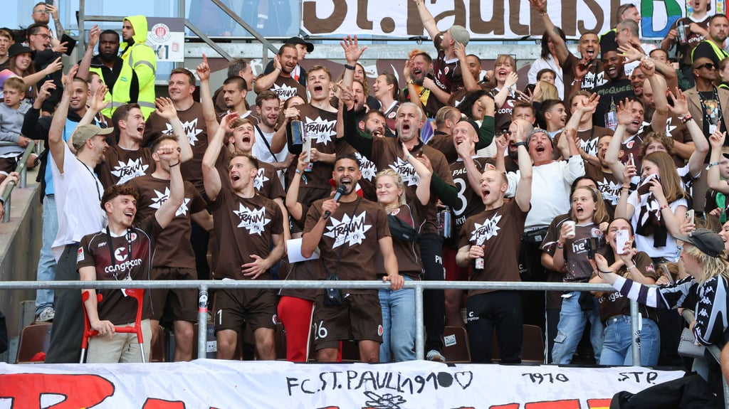 Der FC St. Pauli feiert die Rückkehr in die Bundesliga. Auch Holstein Kiel steigt aus der 2. Bundesliga auf.