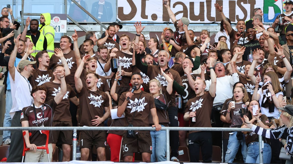 Der FC St. Pauli feiert die Rückkehr in die Bundesliga. Auch Holstein Kiel steigt aus der 2. Bundesliga auf.