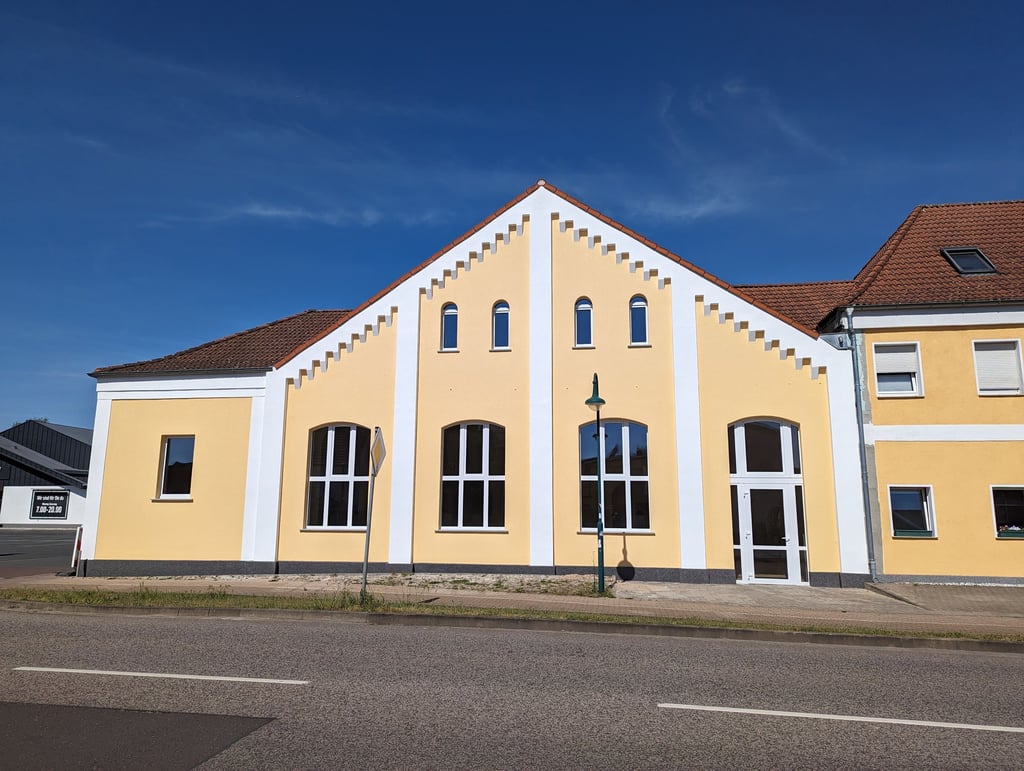 Lentges Saal in Gerwisch ist ein Sanierungsprojekt, das die Gemeinde Biederitz in Kürze - am 1. Juni 2024 - offiziell einweihen kann. Vor der Sanierung standen Ausschreibung und Vergabe der Leistungen.