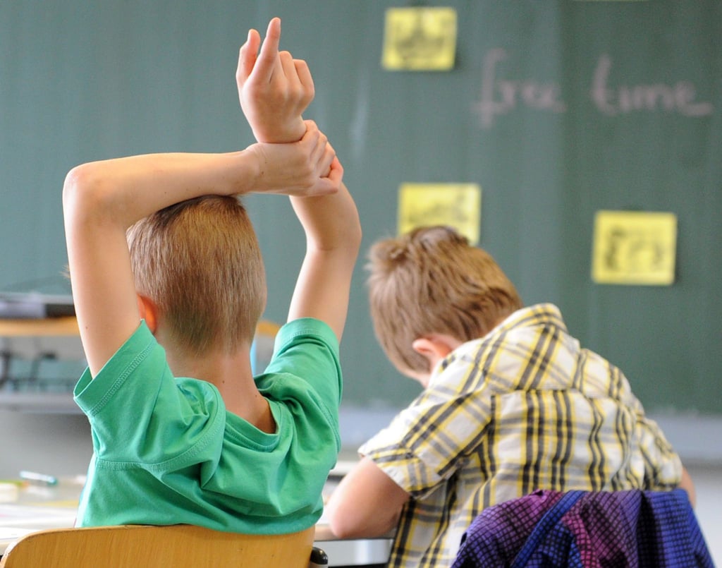 Ein Schüler meldet sich im Unterricht.