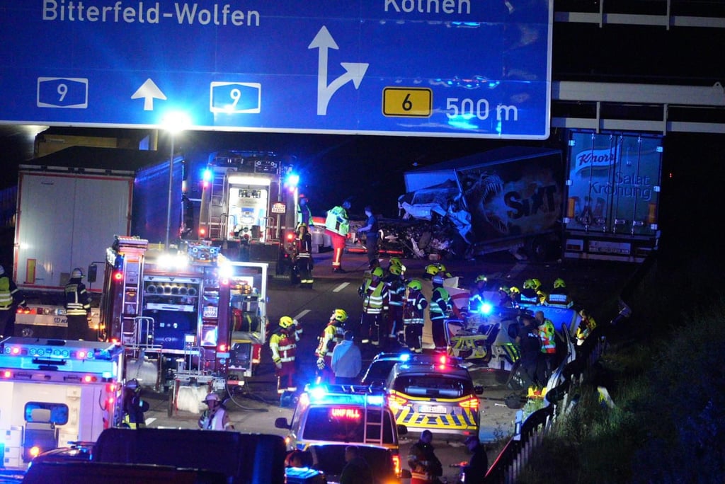 Die A9 bei Thurland am Sonntagabend nach den beiden schweren Unfällen. 