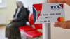 Eine Bezahlkarte für Asylbewerber wird in einer Außenstelle des Sozialamtes vom Landkreis Märkisch-Oderland gezeigt.