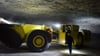 Ein Mitarbeiter begutachtet die Arbeit eines Laders, einem im K+S-Werk Werra eingesetzten Minenfahrzeug.