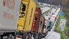 Hunderte LKW stehen auf der A8: Für Busse und Lastwagen in der EU gelten künftig strengere CO2-Vorgaben.