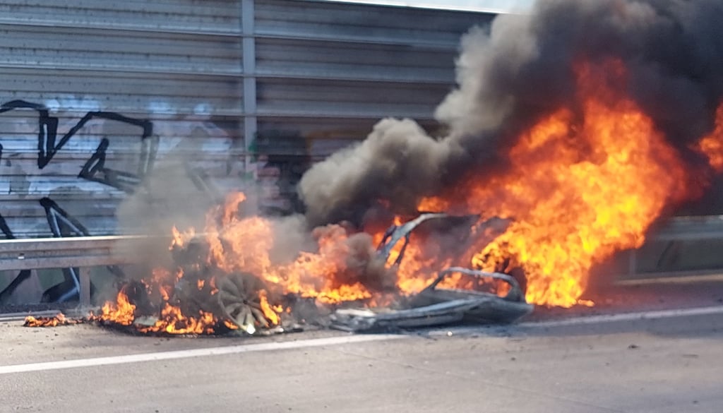 Beim Eintreffen der Eisatzkräfte stand der Wagen auf der Autobahn 2 bereits im Vollbrand.
