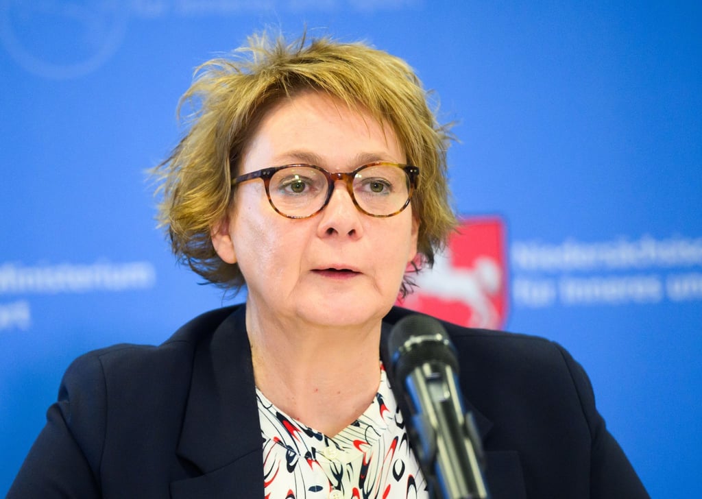 Niedersachsens Innenministerin Daniela Behrens spricht in Hannover.