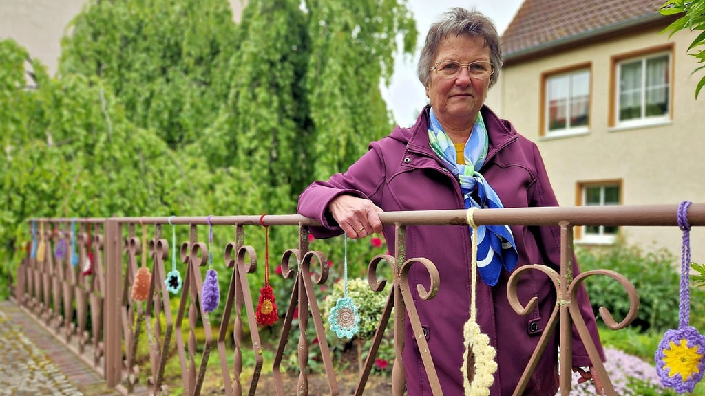 Vera Schmidt hat 92 Blumen anlässlich der Landesgartenschau in Bad Dürrenberg gehäkelt.