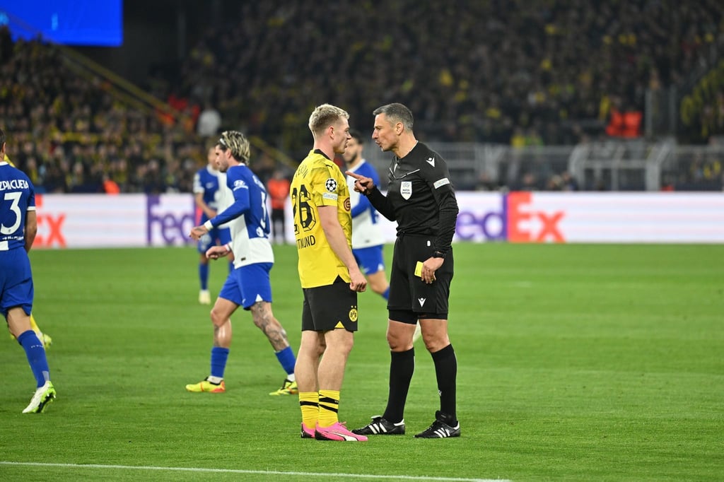 Schiedsrichter Slavko Vincic (r) hatte bereits das Viertelfinal-Rückspiel zwischen dem BVB und Atlético gepfiffen.
