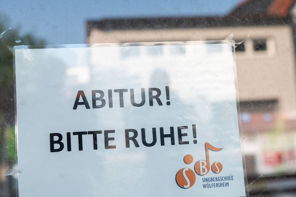 Ein Zettel mit der Aufschrift „Abitur! Bitte Ruhe!“ hängt an einer Schule.