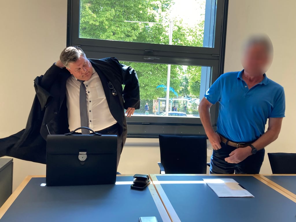 Rechtsanwalt Tobias Ulbrich (links) mit dem Kläger im Landgericht Magdeburg.