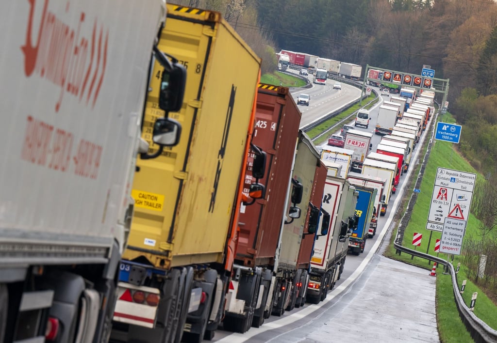 Hunderte LKW stehen auf der A8: Für Busse und Lastwagen in der EU gelten künftig strengere CO2-Vorgaben.