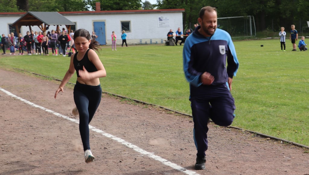 Beim Sportfest rennt Grundschülerin Maja gegen Bundeswehrsoldat Dirk.