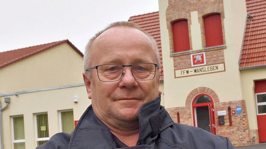 Volker Lorenzen steht vor dem Wansleber Gerätehaus. Er ist mit dem Silbernen Ehrenkreuz der Feuerwehr geehrt worden.