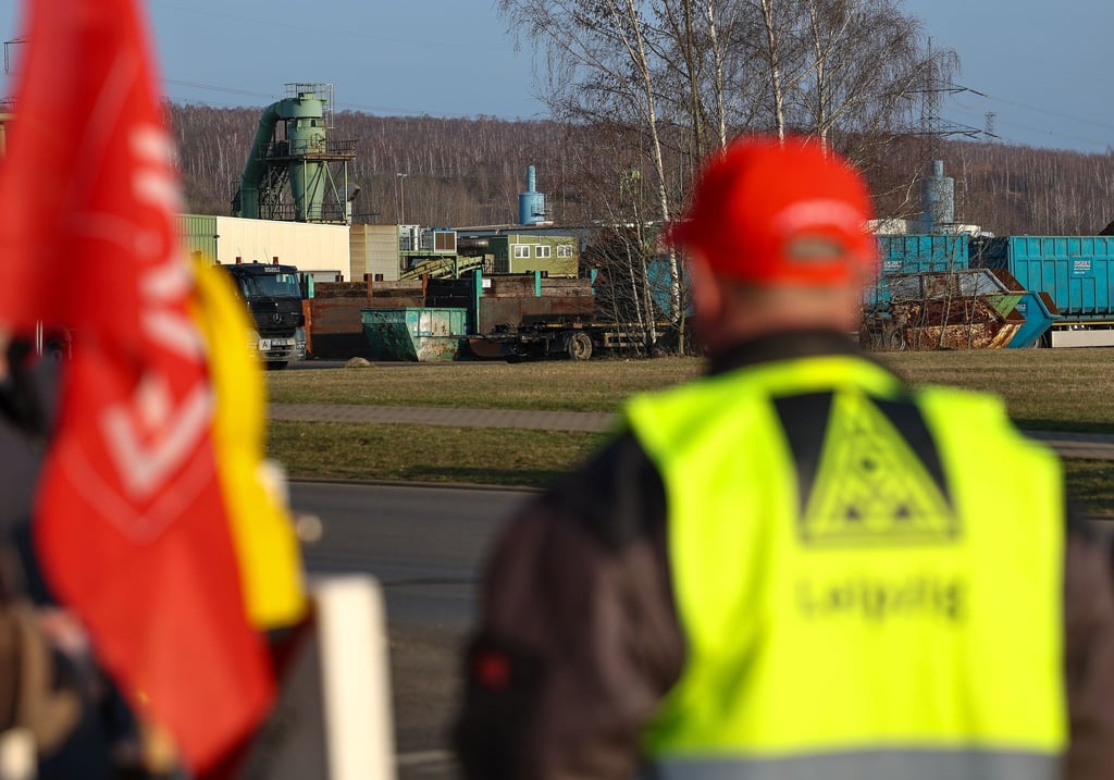 Ein Streikposten steht vor dem Recycling-Betrieb SRW.