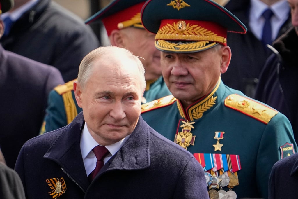Putin (l) hat gesprochen: Schoigu soll nicht mehr länger Verteidigungsminister sein.