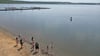 Badegäste stehen am Ufer des Concordiasee (Aufnahme mit Drohne).
