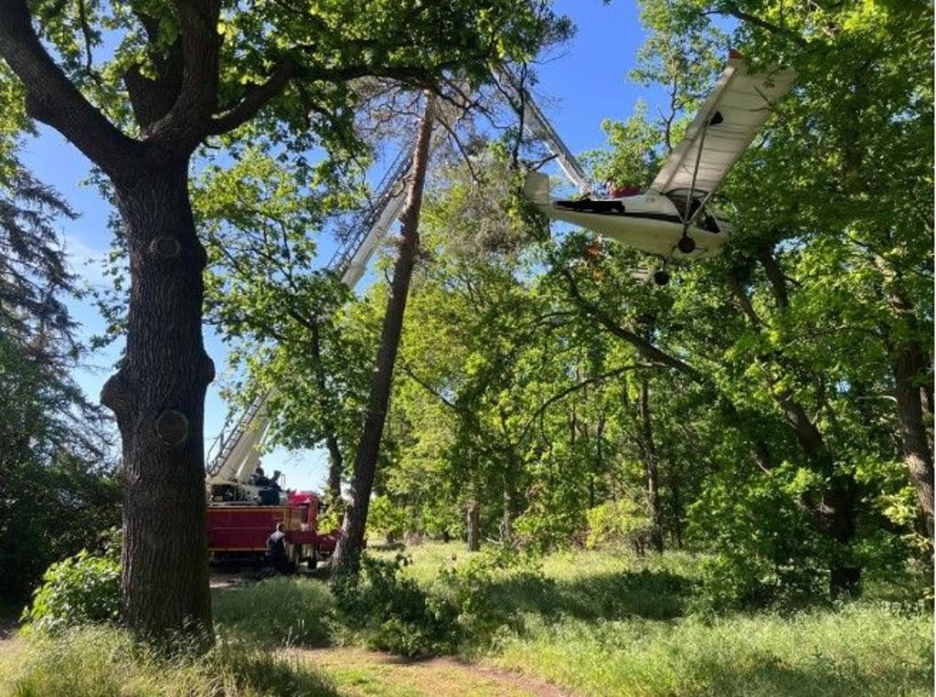 Die Dessauer Feuerwehr hat das Flugzeug gesichert.