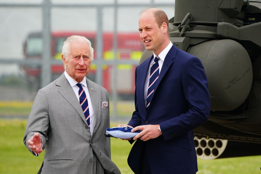 König Charles III. (l) und Prinz William beim Besuch des Army Aviation Centre.