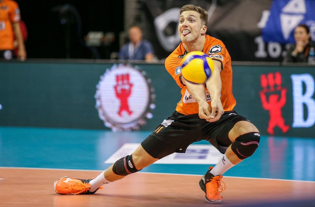 Berlins Cody Kessel von den Berlin Volleys nimmt den Ball an.