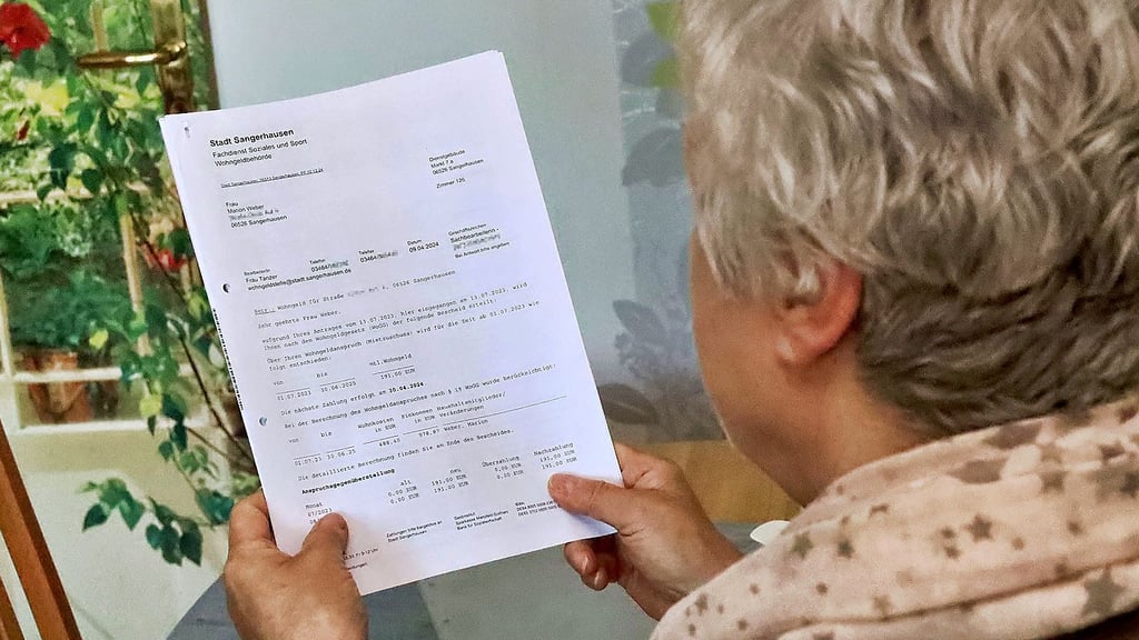 Marion Weber hält endlich den Wohngeldbescheid in den Händen.