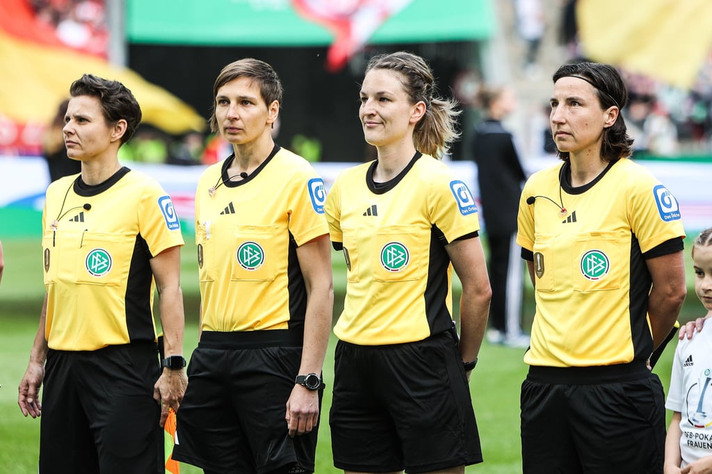Christine Weigelt (2.v.l.) beim Finale im DFB-Pokal der Frauen.