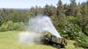 Mitarbeiter vom Staatsbetrieb Sachsenforst präsentieren im Rahmen eines Pressetermins ein geländegängiges Tanklöschfahrzeug zur Bekämpfung von Bränden im Wald (Aufnahme mit Drohne).