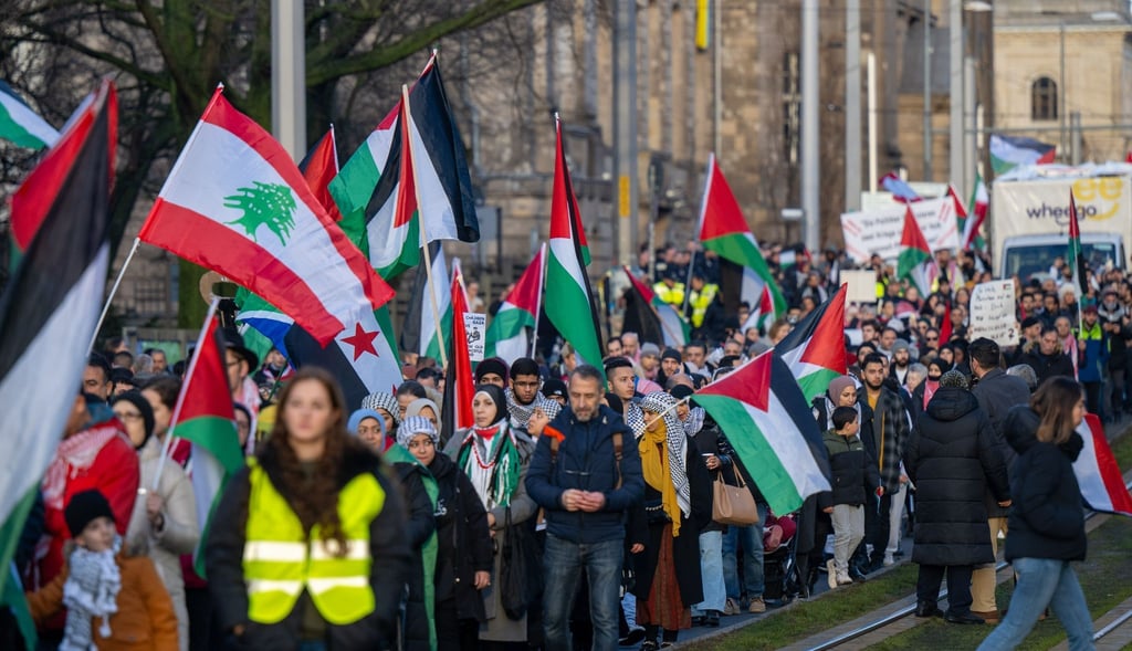 Zahlreiche Menschen nehmen an der propalästinensischen Demonstration teil.