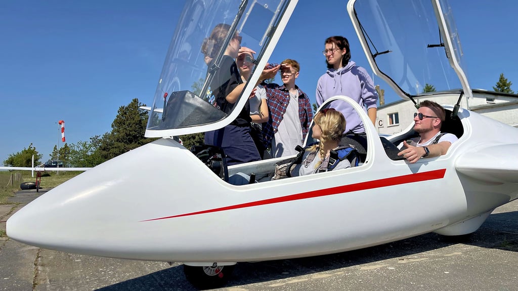 Fluglehrer Jan Schrowangen (r.) und Hobbypilotin Leonie Hetzer (l.) erklären den Teilnehmerinnen des Schnupperkurses erste Grundlagen des Segelfliegens.