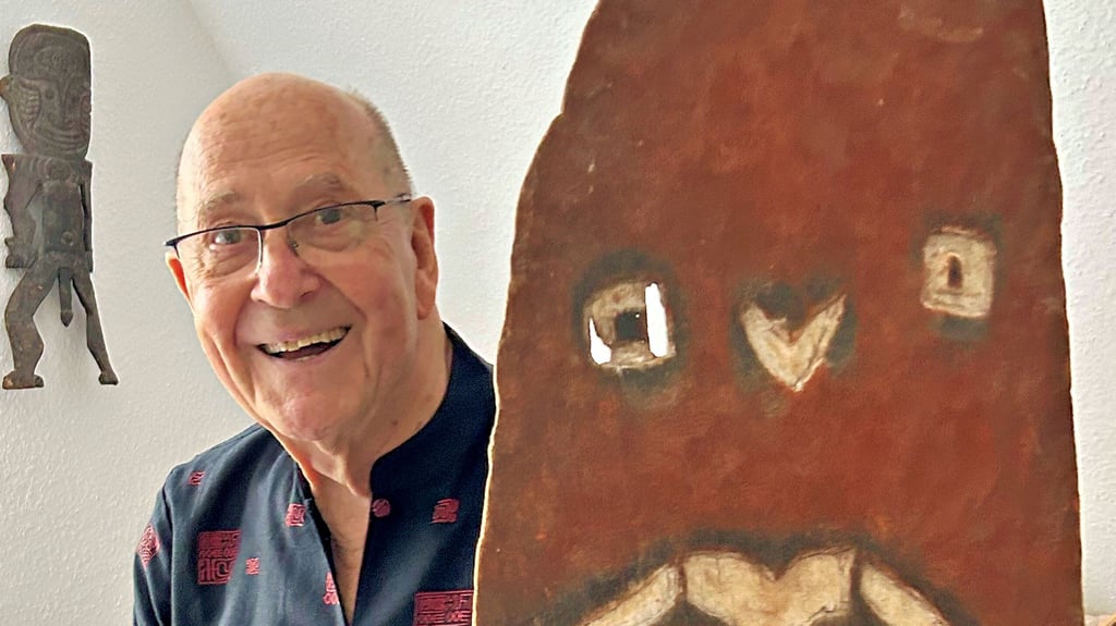 Prof. Dr. Gunter Konrad bewahrt in seinem Haus viele historische Kunstschätze der Asmat auf, die er damals für seine ärztlichen Dienste vom Stamm geschenkt bekommen hat.