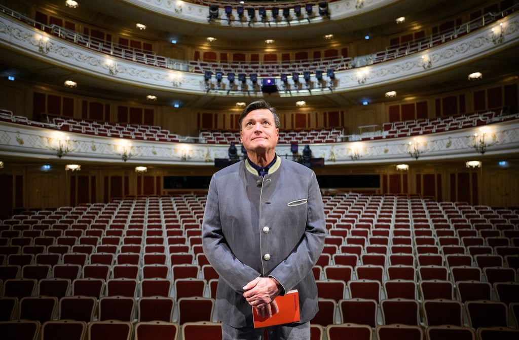 Der designierte Generalmusikdirektor Christian Thielemann steht bei einem Fototermin vor der Pressekonferenz zu den Plänen der Spielzeit 2024/25 der Staatsoper Unter den Linden auf der Bühne.