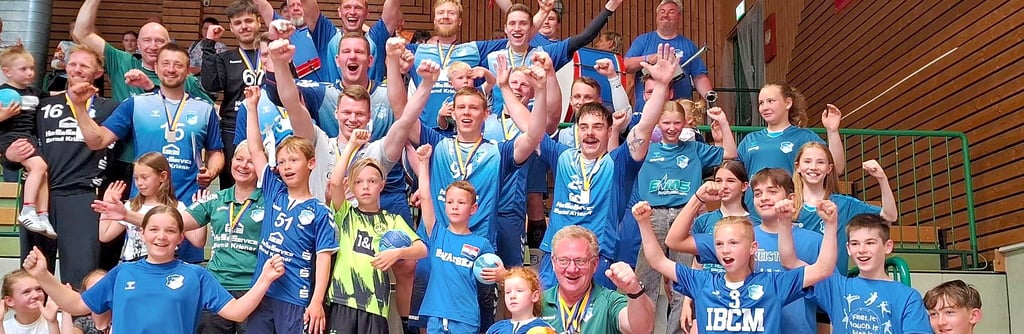 Das gemeinsame Jubelfoto mit den eigenen Fans durfte für die Calbenser Sachsen-Anhalt-Liga-Handballer nach der Vizelandemeisterschaft nicht fehlen.