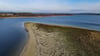 Eine Landspitze ragt weit in den Großen Seddiner See im Landkreis Potsdam-Mittelmark hinein und lässt deutlich den niedrigen Wasserstand des Sees erkennen (Luftaufnahme mit einer Drohne).