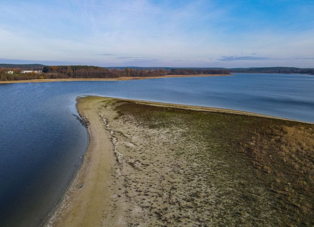 Eine Landspitze ragt weit in den Großen Seddiner See im Landkreis Potsdam-Mittelmark hinein und lässt deutlich den niedrigen Wasserstand des Sees erkennen (Luftaufnahme mit einer Drohne).